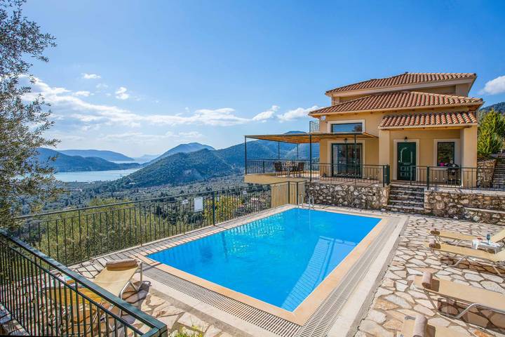 Διαμερίσματα διακοπών για 6 άτομα, με Μπαλκόνι και Ταράτσα καθώς και Κήπο και Πισίνα στο Νεοχώρι (Λευκάδα)