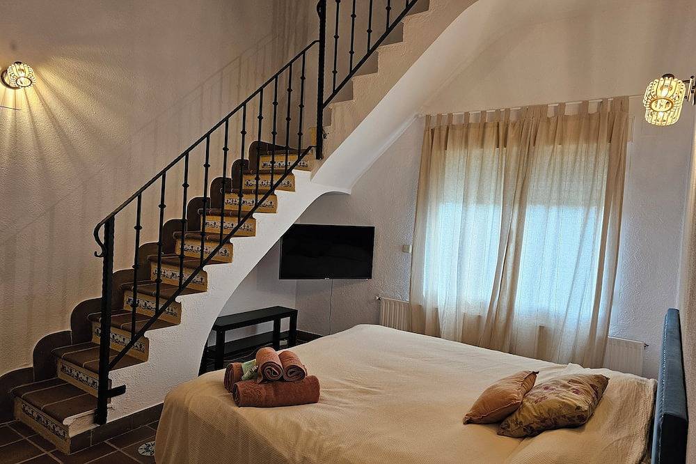 30 min from Madrid ideal for family reunions, retreats, workshops .... in Valdemorillo, Madrid Province