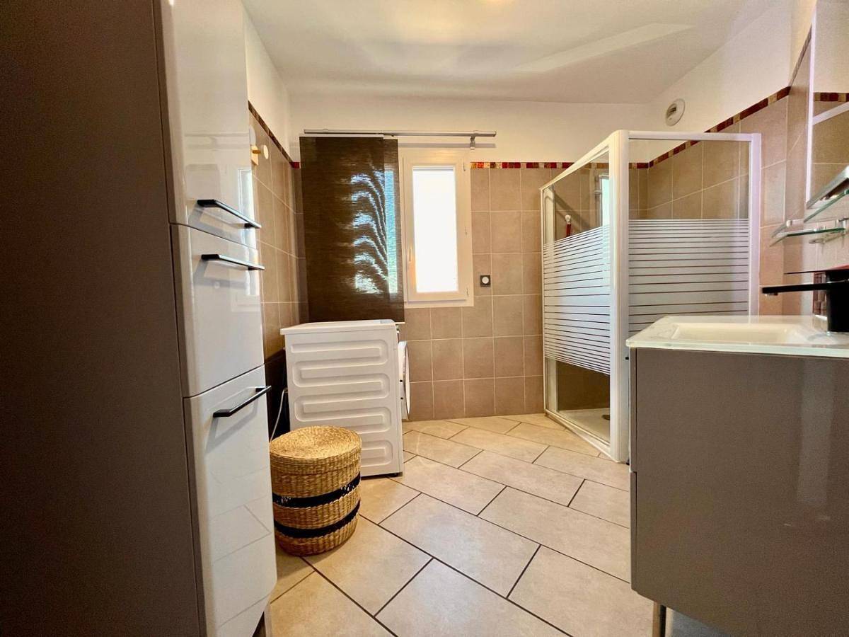 Appartement entier, One-Bedroom Apartment in Aléria, Arrondissement de Corte