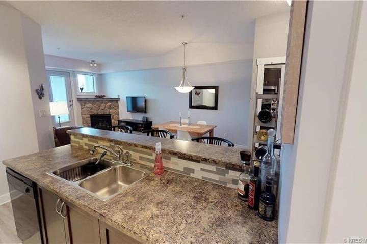 Vacation rental for 5 people, with pool and terrace as well as hot tub in Fernie