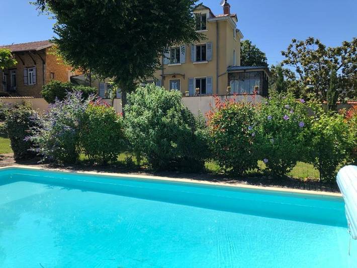 Location de vacances pour 23 personnes, avec Balcon et Terrasse ainsi que Jardin et Piscine à Saint-Julien (Rhône)