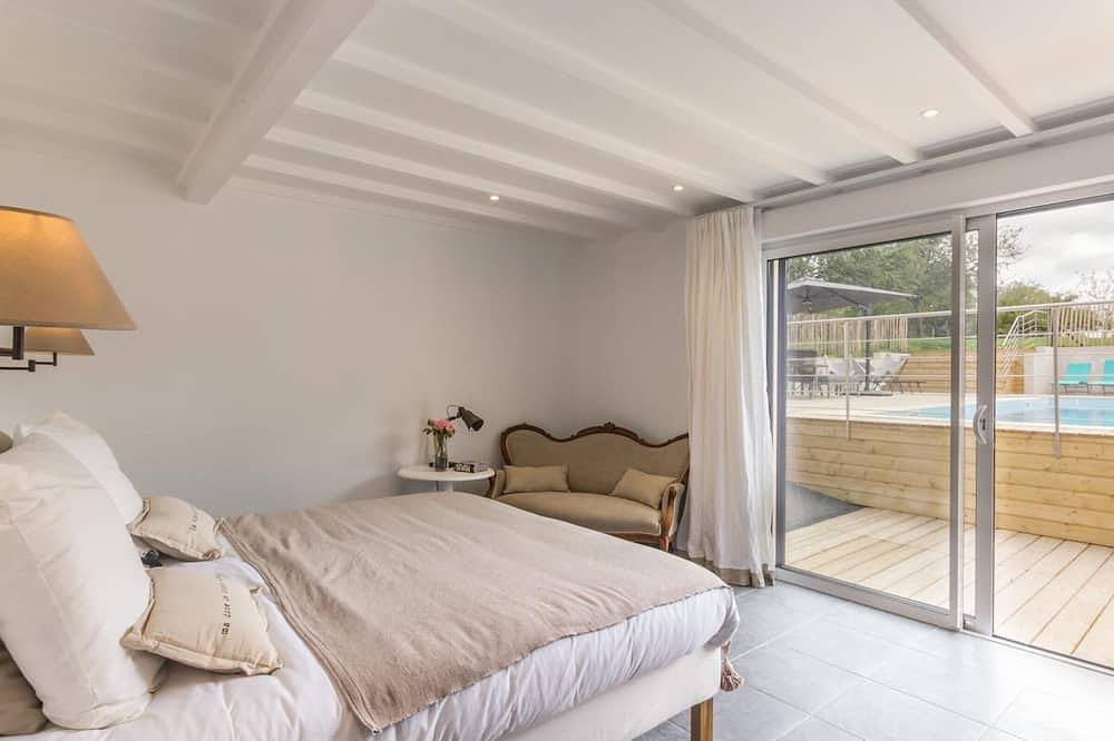 Family home with heated pool, sauna, and Wi-Fi near the sea in Bricqueville-sur-Mer, Coutances