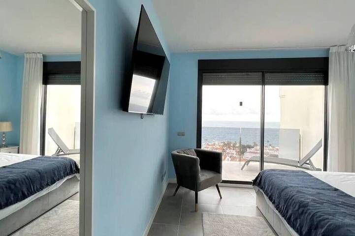 Ganze Wohnung, Penthouse  with stunning sea views-ideal for remote working in Manilva, Málaga Provinz