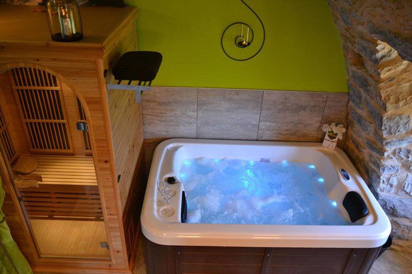 Studio entier, Loft Cocoon : Vue Montagne et Jacuzzi privé à Mostuéjouls in Mostuéjouls, Parc naturel régional des Grands Causses