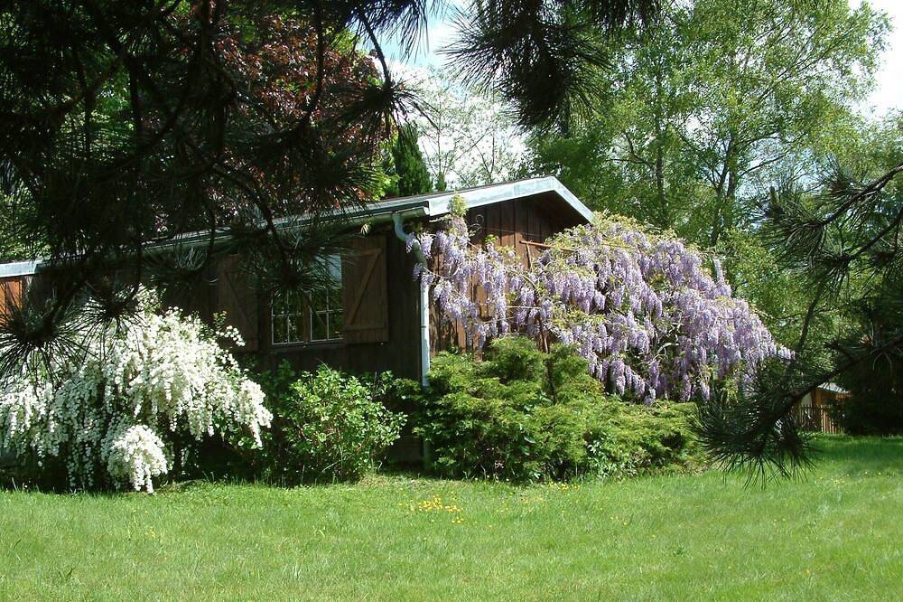Chalet indépendant ,parc arboré 1500 m2, piscine chauffée.animaux  acceptés in Vallière, Parc Naturel Régional de Millevaches en Limousin