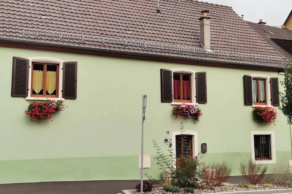 Entire apartment, Our holiday home is the perfect place for travelers looking for a comfortable and modern accommodation, located near main roads. You will feel at home in our fully renovated apartment, which can accommodate up to 4 people. in Soultz-Haut-Rhin, Parc naturel régional des Ballons des Vosges