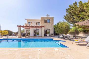 Villa for 6 People in Peyia, South Cyprus, Photo 2