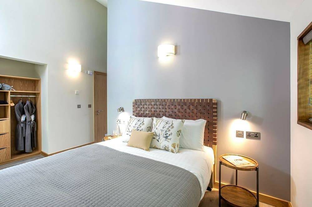 Delamere Forest White Willow Premium in Cheshire West and Chester