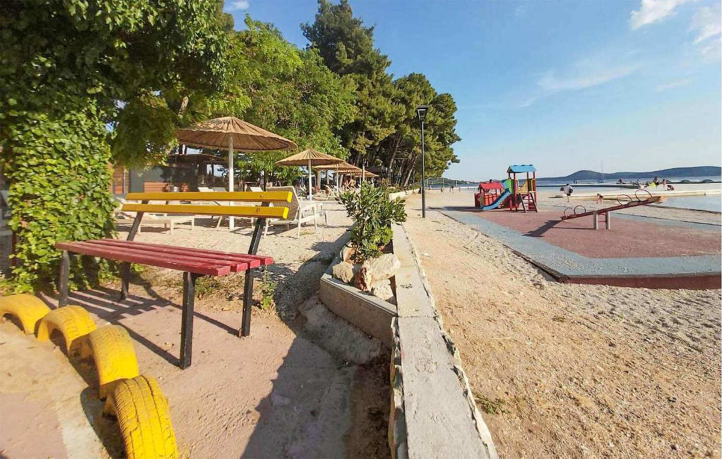 Ganze Ferienwohnung, Charmantes Apartment mit einem Schlafzimmer und Terrasse, 500 m vom Strand entfernt in Vodice, Šibenik-Knin