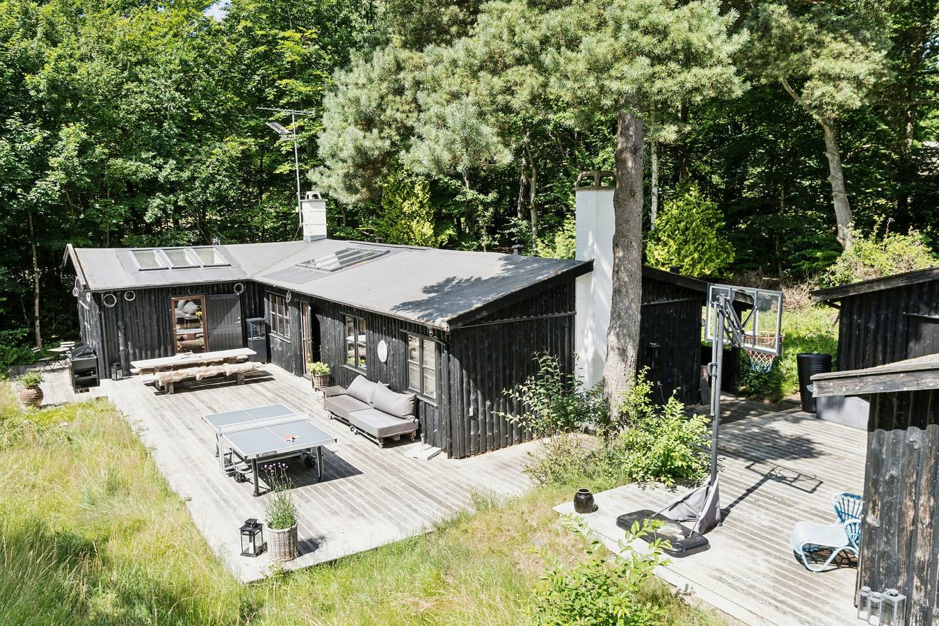 Arkitekttegnet hus med to fløje ved Tisvilde Hegn in Tisvilde, Kattegat