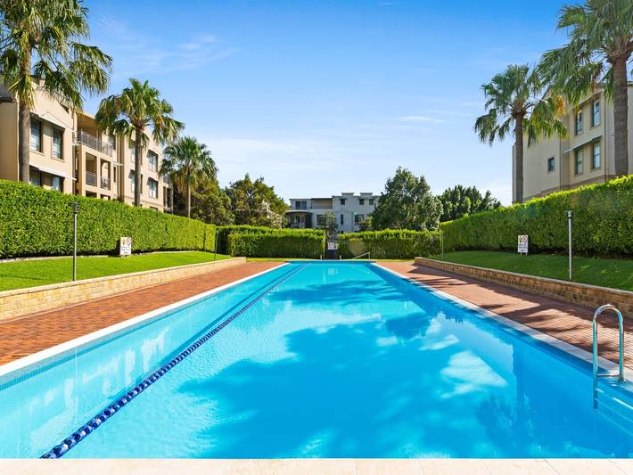 Holiday apartment for 4 people, with pool and terrace in Sydney