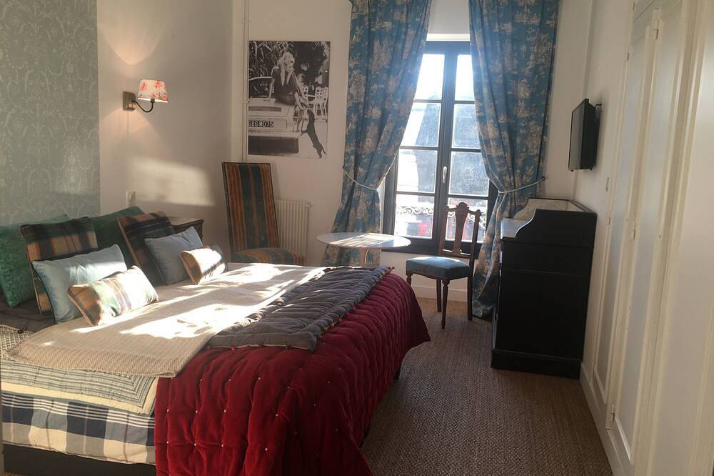 Romantic villa in Dordogne, air-conditioned, private heated pool, king size bed in Les Eyzies, Périgord Noir