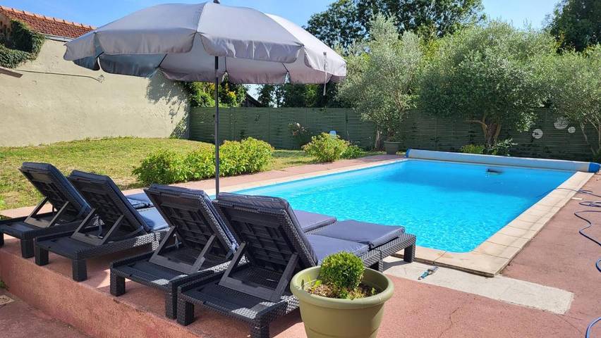 Location de vacances pour 10 personnes, avec terrasse ainsi que piscine et vue à Saint-Bonnet-sur-Gironde