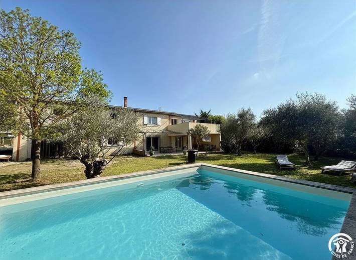Gîte pour 10 personnes, avec Terrasse ainsi que Jardin et Piscine