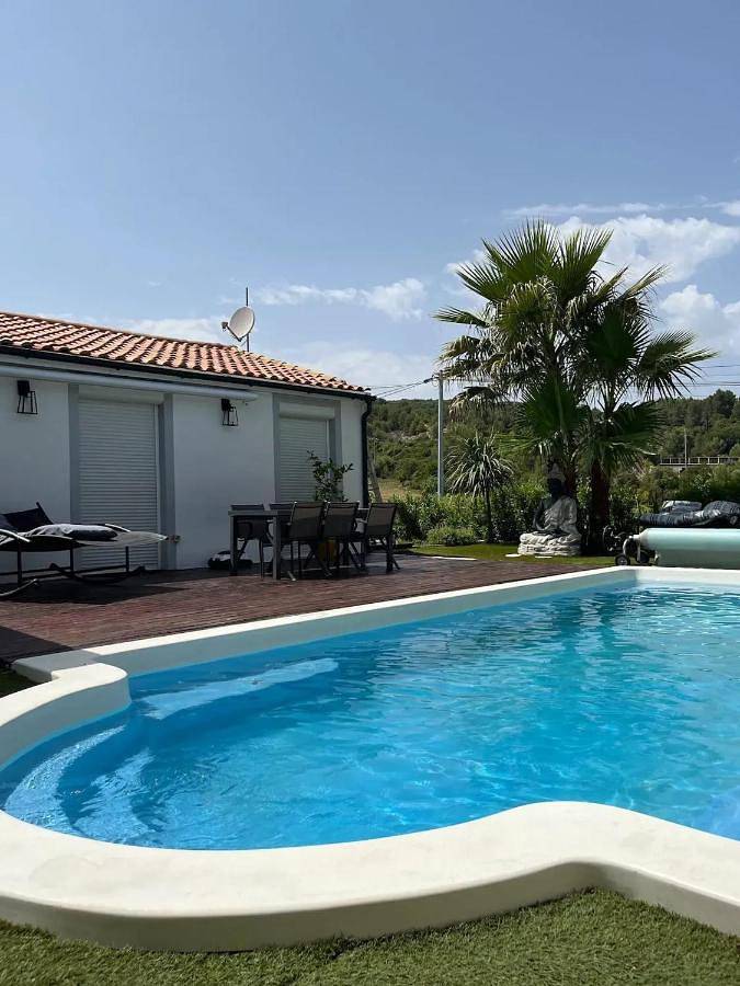 Location de vacances pour 6 personnes, avec terrasse ainsi que jardin et piscine à Saint-Paul-et-Valmalle - 3