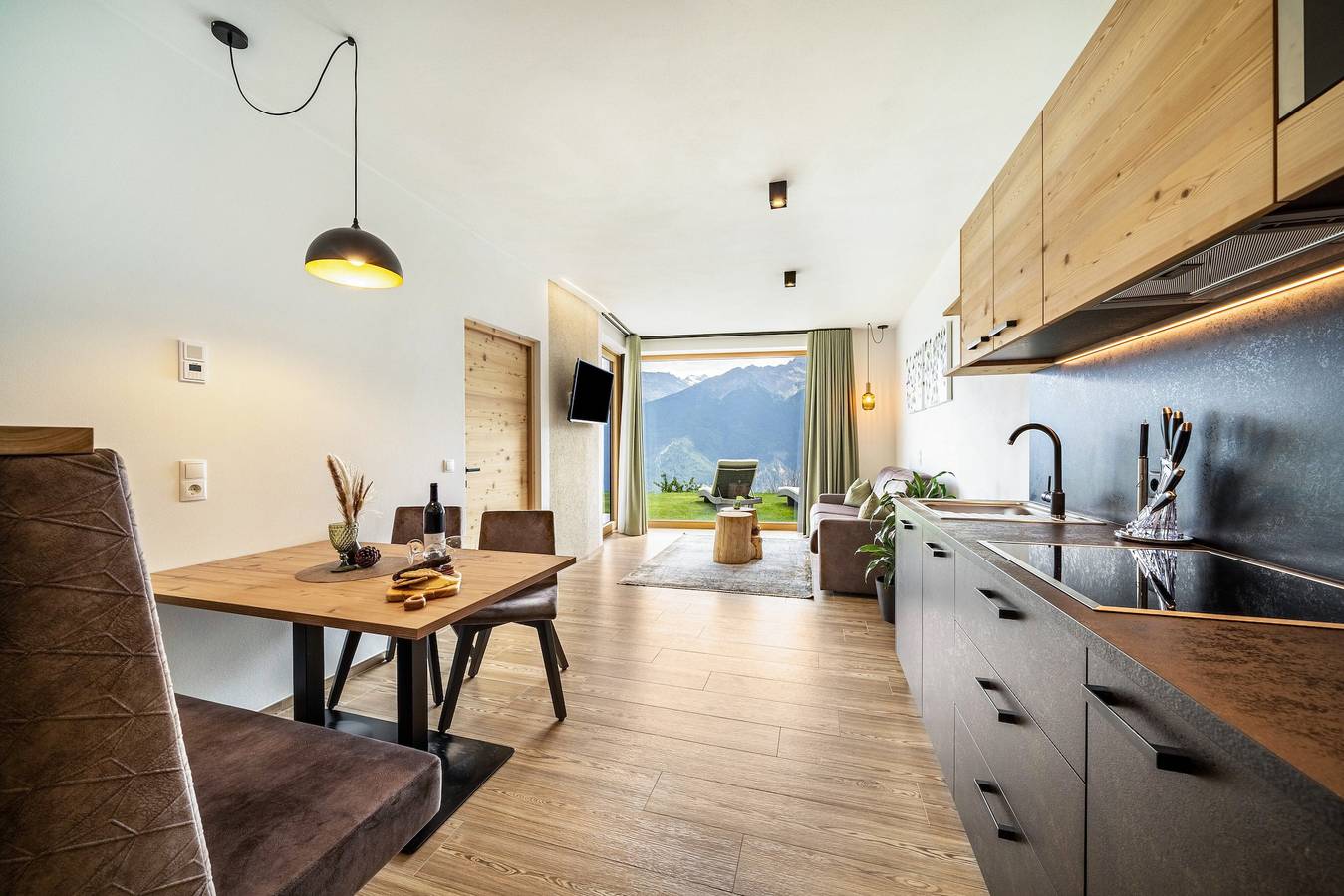 Ganze Wohnung, Ferienwohnung 'Paflur Lodges Lärchenduft' mit Bergblick, Garten und Wlan in Tanas, Laas
