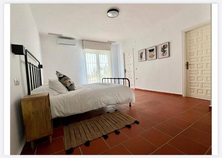 Casa rural para 14 personas, con Jacuzzi y Terraza además de Jardín y Piscina en Aznalcázar - 2
