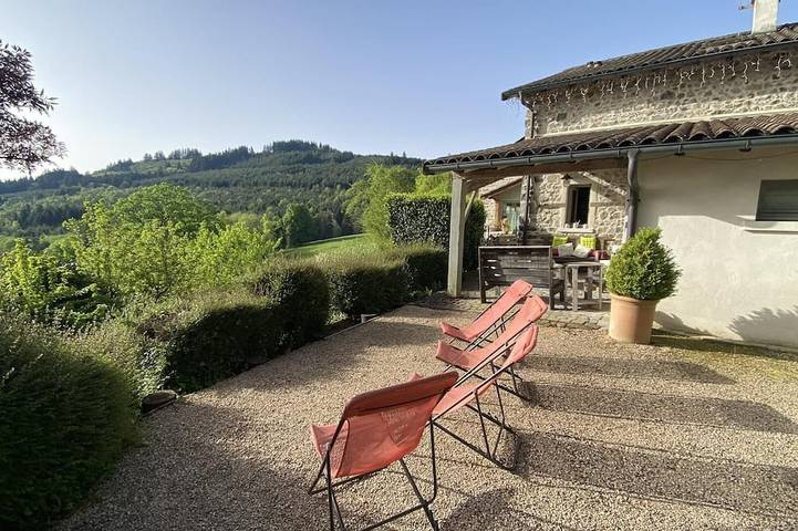 Location de vacances pour 12 personnes, avec jardin à Vernay