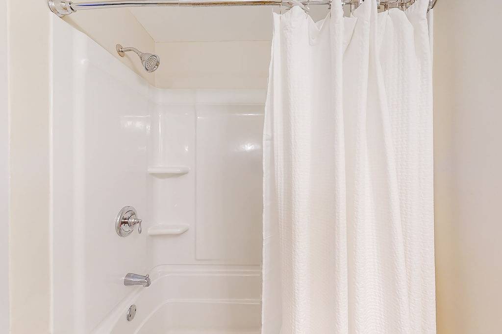 Idyllic Retreat near the Beach with Fast Wifi, Two Living Areas & Full Kitchen in Kennebunk, York County