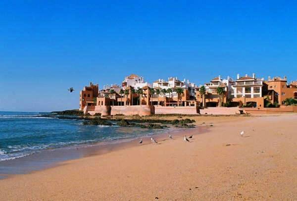 Gîte pour 6 personnes, avec balcon et piscine ainsi que vue sur le lac et vue à Bouznika - 4