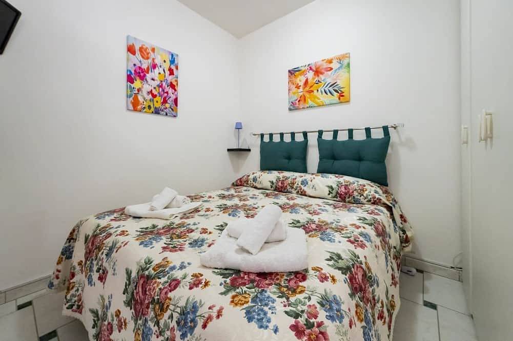 Cozy 42m2 studio apartment for 2 people, on the third floor with lift in the charming village of Tortoreto Alto. The real strong point is the private panoramic terrace for exclusive use, equipped with sea view, Bbq and solarium, ideal for moments of rela in Tortoreto und Umgebung, Adriaküste Abruzzen