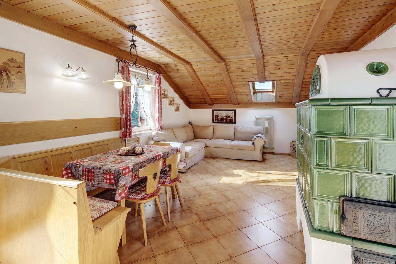 Ganze Wohnung, Dachgeschosswohnung 'Maema' mit Bergblick und Balkon in Moena, Dolomiti Superski