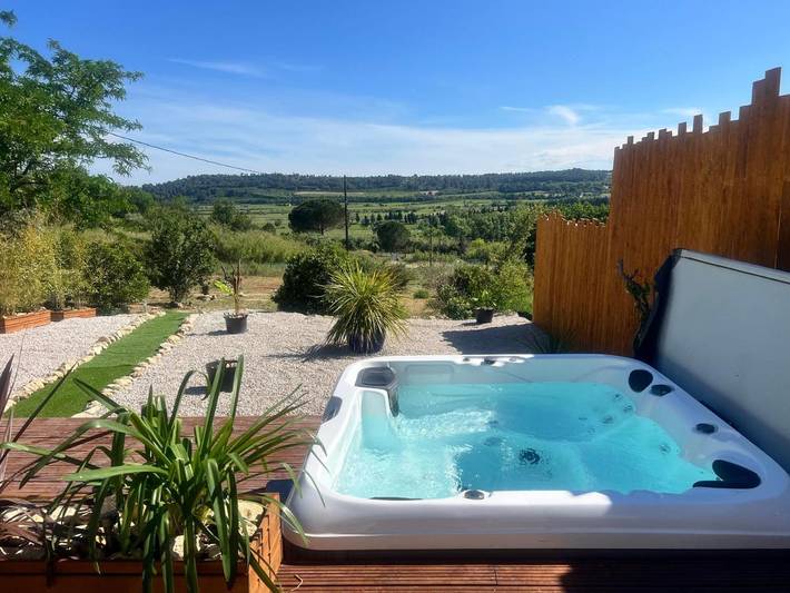Location de vacances pour 2 personnes, avec jardin ainsi que jacuzzi et piscine à Montady