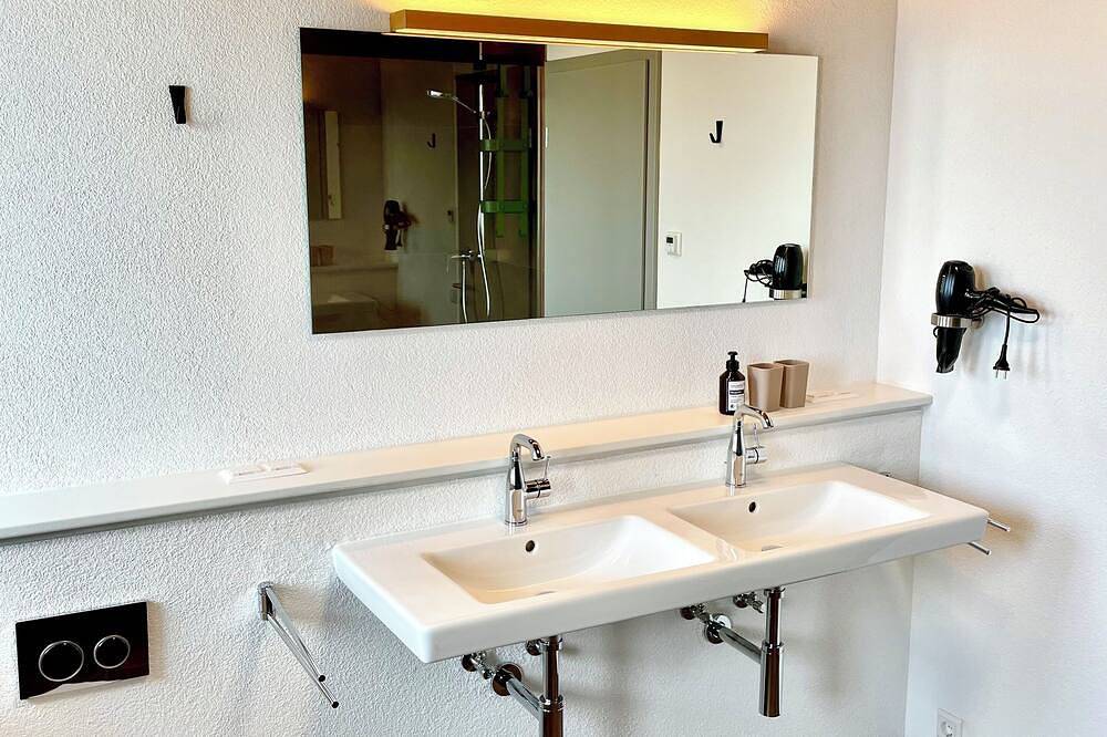 Ganze Wohnung, Stilvolle neue Ferienwohnung (Fides) in Lörrach, Südschwarzwald