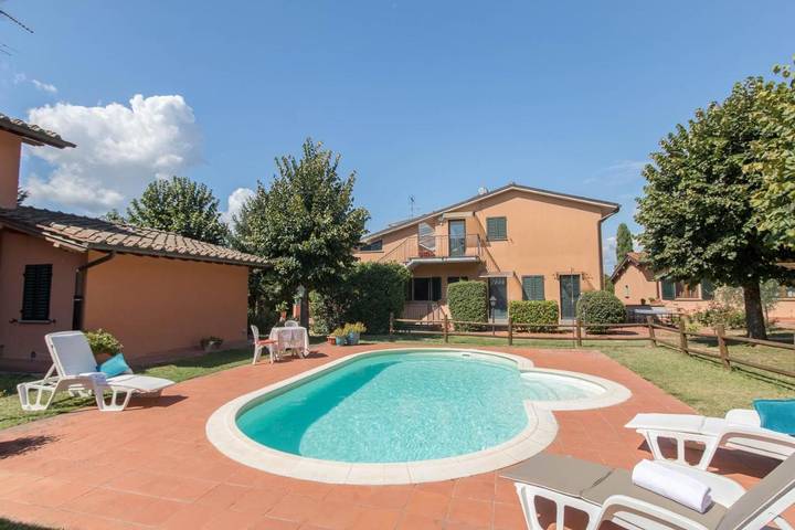 Parc de vacances pour 3 personnes, avec piscine ainsi que jardin et vue, animaux acceptés dans Scarperia