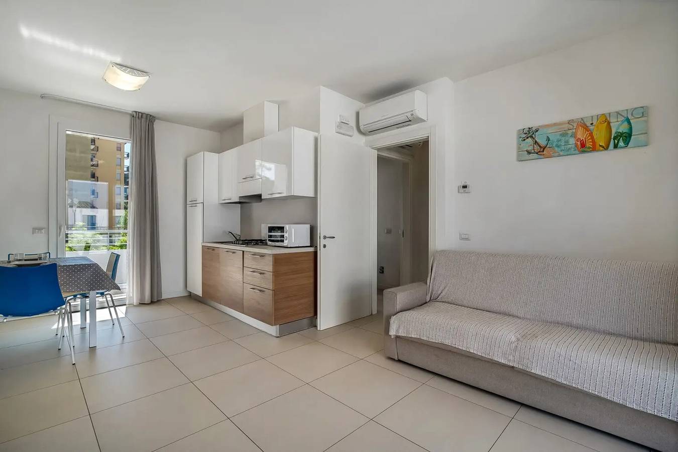 Ganze Wohnung, Ferienwohnung 'Blu Village' mit Gemeinschaftspool, privater Terrasse und Klimaanlage in Lido di Jesolo, Jesolo