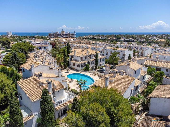 Location de vacances pour 10 personnes, avec piscine ainsi que jardin et vue, animaux acceptés à Cabo Roig - 2