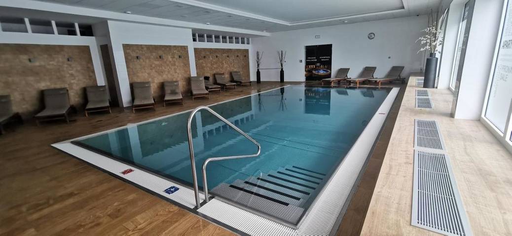 Ferienwohnung für 4 Personen, mit Whirlpool und Balkon sowie Sauna und Pool in Karlsbad