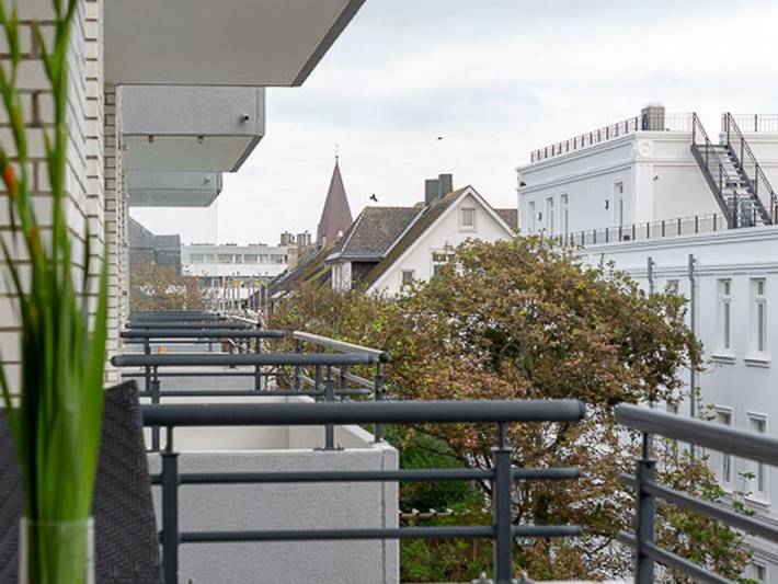 Ganze Ferienwohnung, Meeresrauschen - Haus Dünenburg, Elisabethstraße 9 - Diese freundlich eingerichtete 2-Zimmer-Wohnung befindet sich im 3 Og. mit Balkon (Süden) und Garage in Westerland, Sylt (Gemeinde)