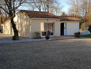 Gîte pour 4 personnes, avec piscine ainsi que jardin et terrasse, animaux acceptés à Bégadan