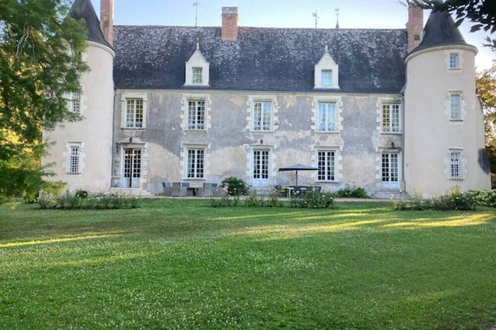 Château des Archevêques au coeur d'un village in Artannes-sur-Indre, Région de Tours