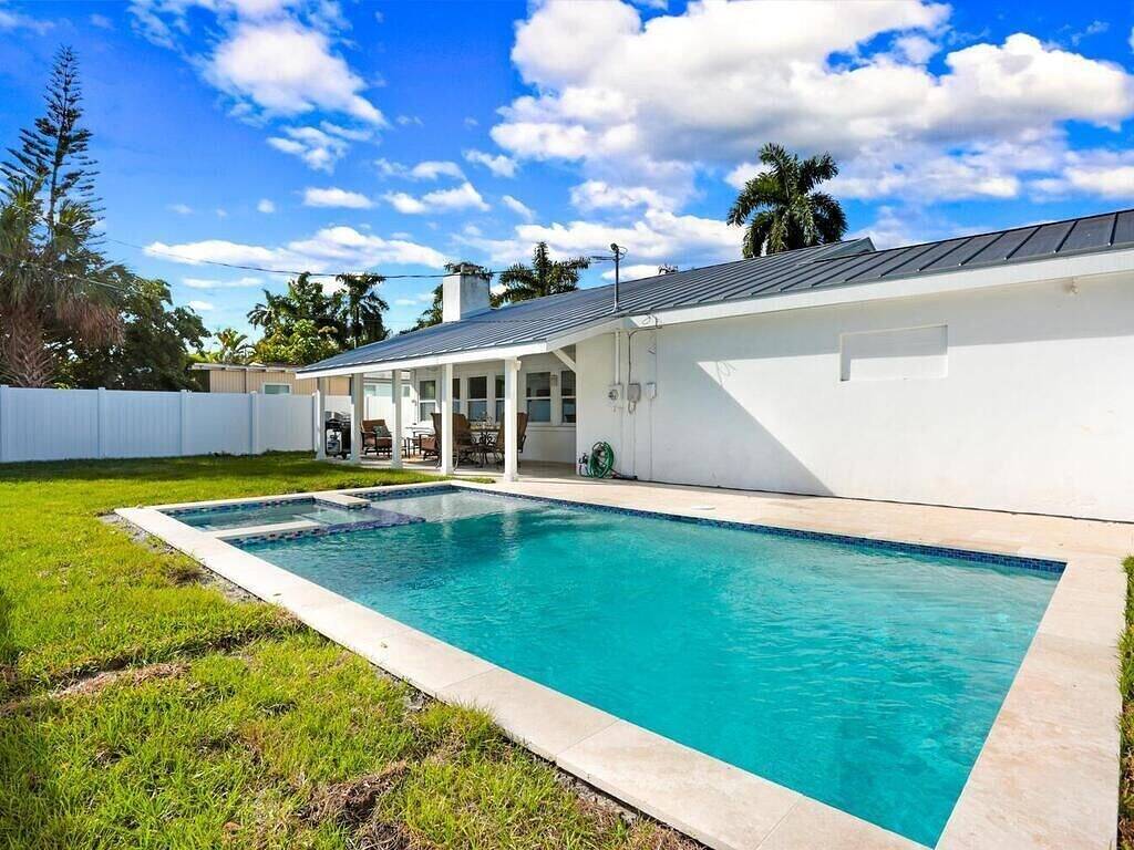 Quaint Bungalow in Lake Park with Private Pool & Spa - Minutes from Beaches in Naples (Florida), Southwest Florida
