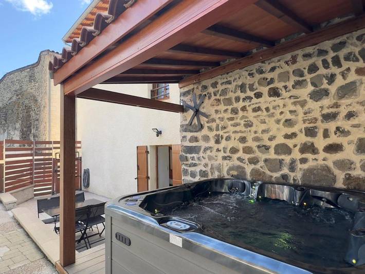 Location de vacances pour 6 personnes, avec terrasse ainsi que jardin et jacuzzi à Coubon - 3