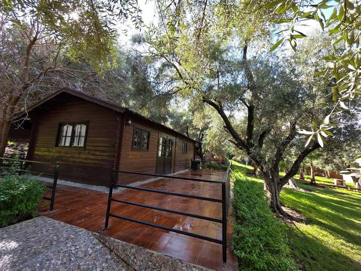 Gîte pour 3 personnes, avec terrasse et vue ainsi que piscine et jardin