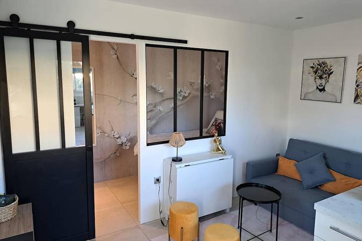 Ganze Wohnung, Charming studio with private courtyard in La Crau, Mittelmeerküste (Frankreich)