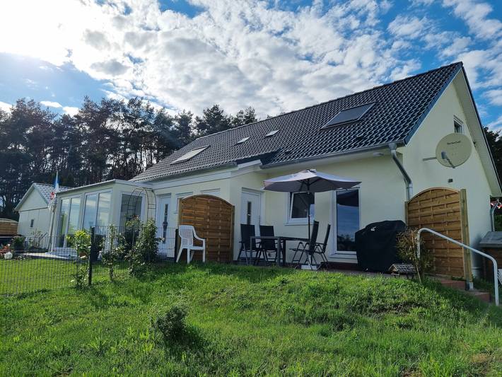 Ferienhaus für 5 Personen, mit Terrasse und Seeblick in Lütow
