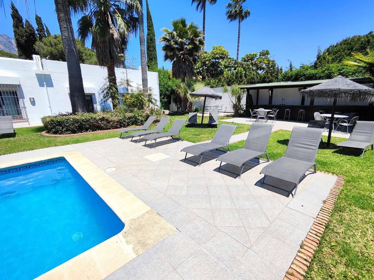 Large villa Puerto Banús 10 bedrooms with pool and jacuzzi in Marbella West, Marbella