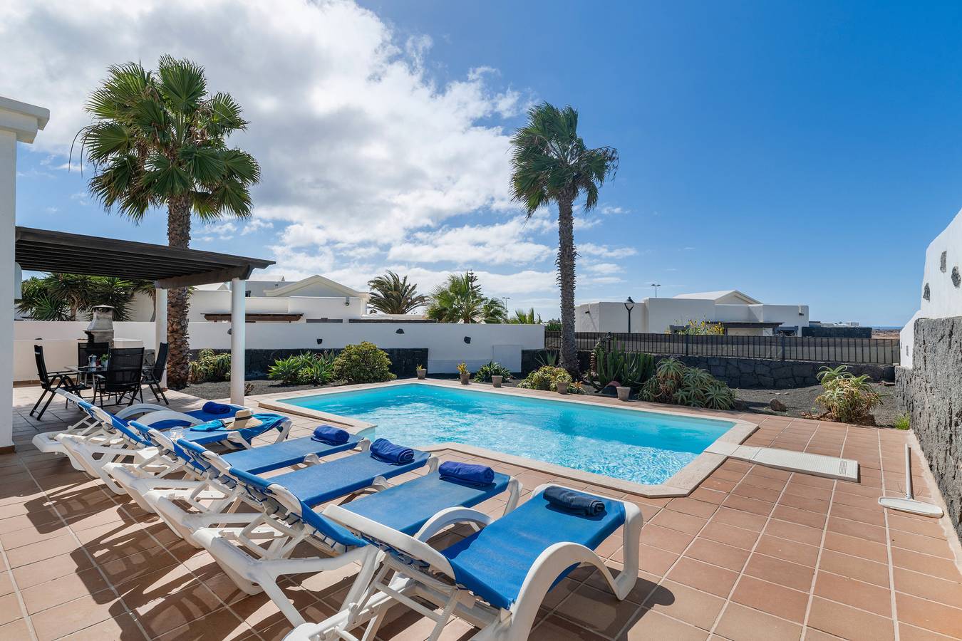Holiday Home “Villa Tania” with Sea View, Mountain View, Pool, Garden, Terraces & Wi-Fi in Montaña Roja, Yaiza