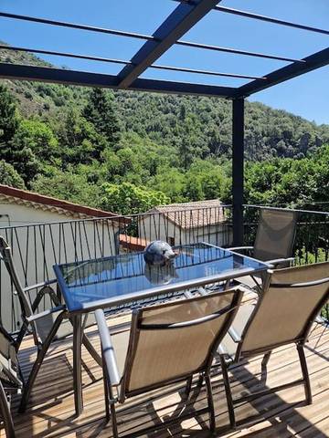 Gîte pour 5 personnes, avec terrasse et vue à Asperjoc