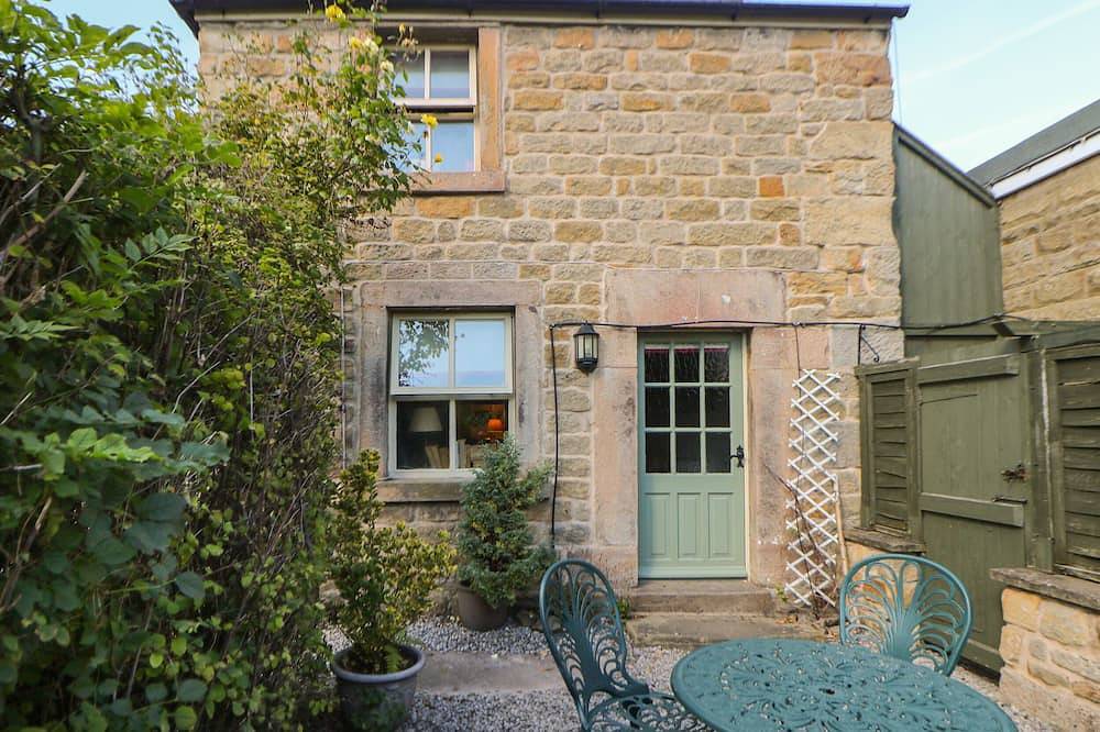 Clematis Cottage, family friendly, with a garden in Baslow in Baslow and Bubnell, Derbyshire