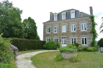 Gîte pour 14 personnes, avec balcon et jardin, animaux acceptés à Landelles-et-Coupigny