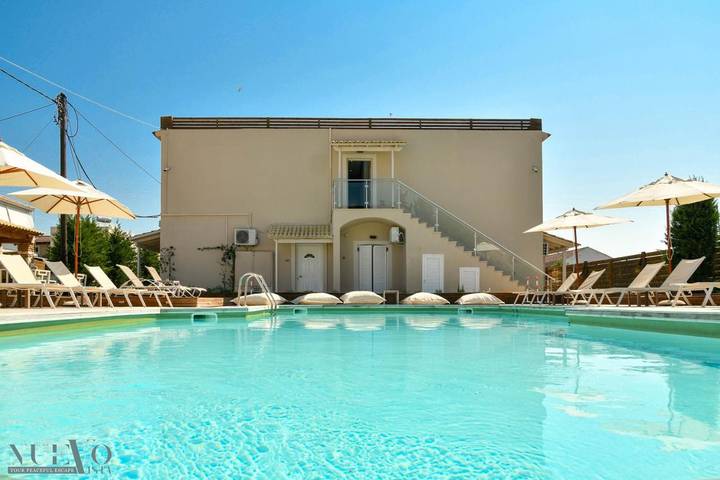 Chambre d’hôte pour 2 personnes, avec Balcon et Terrasse ainsi que Jardin et Piscine