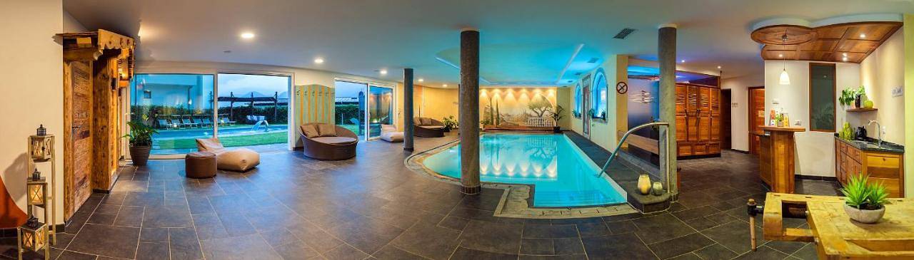 Ferienhaus für 2 Personen, mit Pool und Sauna sowie Garten und Ausblick im Dorf Tirol