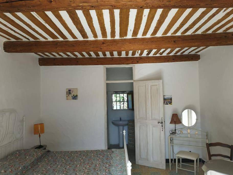 Queen Room in Saint-Laurent-des-Arbres, Région de Nîmes