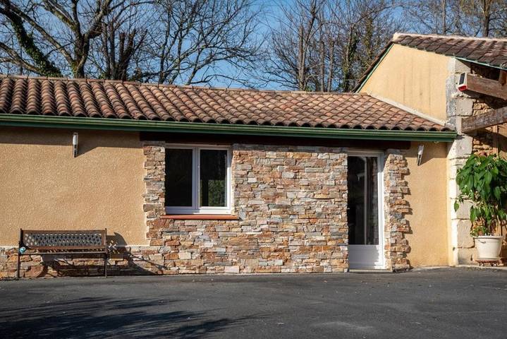 Gîte pour 2 personnes, avec Terrasse ainsi que Jardin et Piscine à Maurens