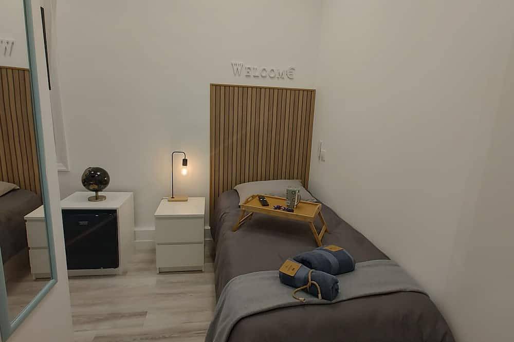 Singapore: room with comfort and shared areas Gran Via-Madrid in Centro (Madrid), Madrid